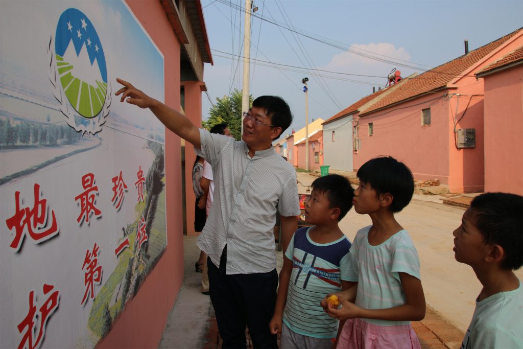南风敏向孩子们讲授国土知识