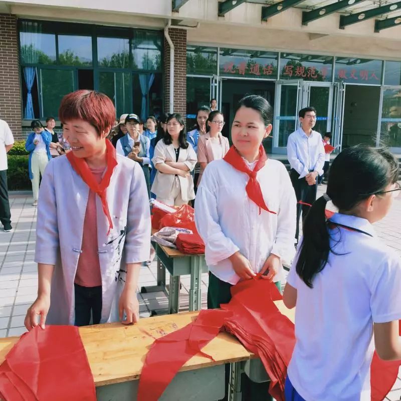 无棣县第一实验小学举行一年级少先队员入队仪式