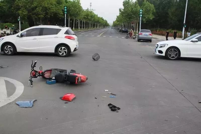 骑电动车与汽车相撞，交警认定电动车负事故全部责任！