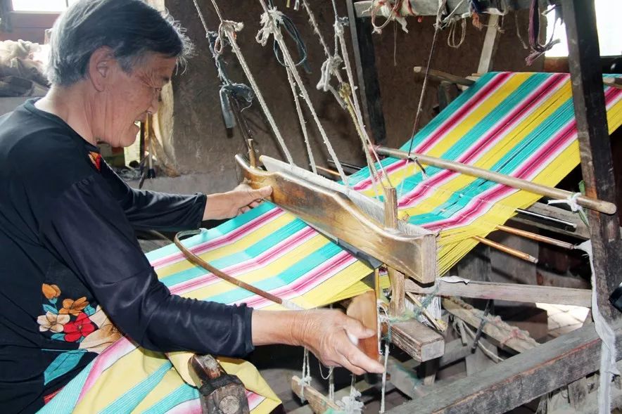 郭官村老人用纯棉线织出优质老粗布