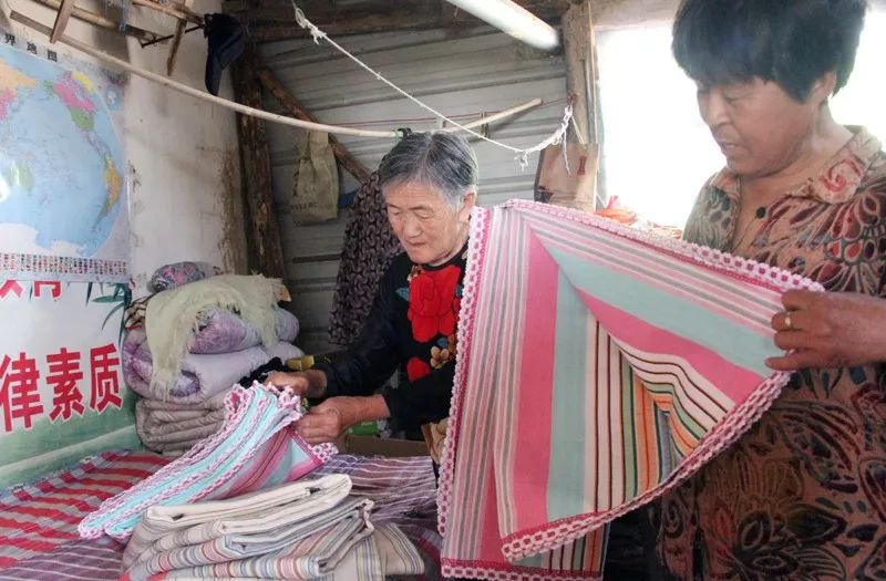 郭官村老人用纯棉线织出优质老粗布