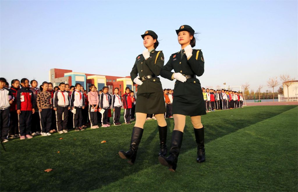 参加70周年阅兵式的2名女兵走进无棣县希贤小学“道德大讲堂”