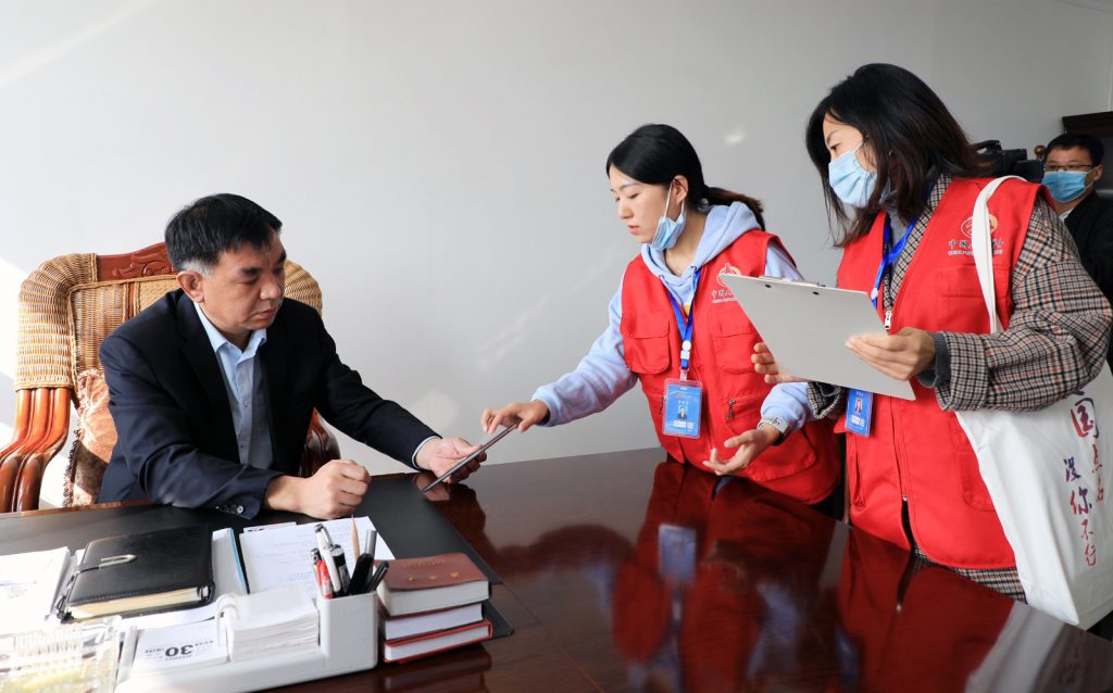 丁锋、郑振亮参加第七次全国人口普查正式登记