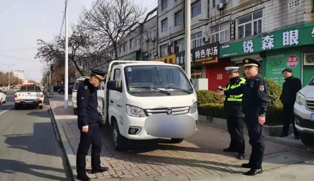 2月17日，县综合行政执法局联合县公安交警大队开展了车辆乱停乱放集中治理
