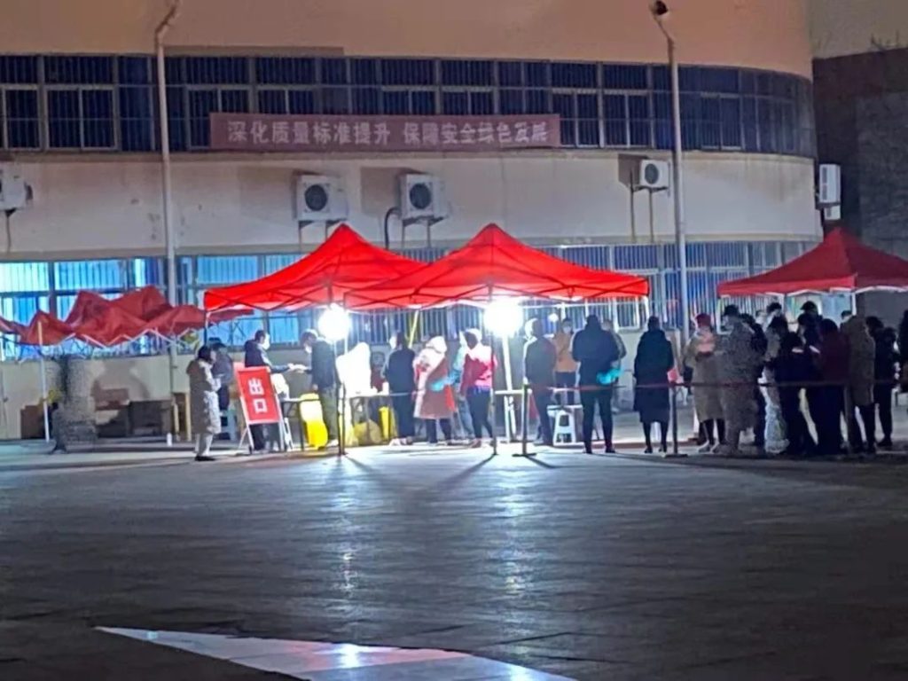 深夜核酸采样 注定又是一场通宵的战斗