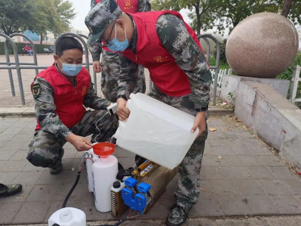 无棣星火公益联合非公救援队对无棣老区广场执行疫情防控消杀任务