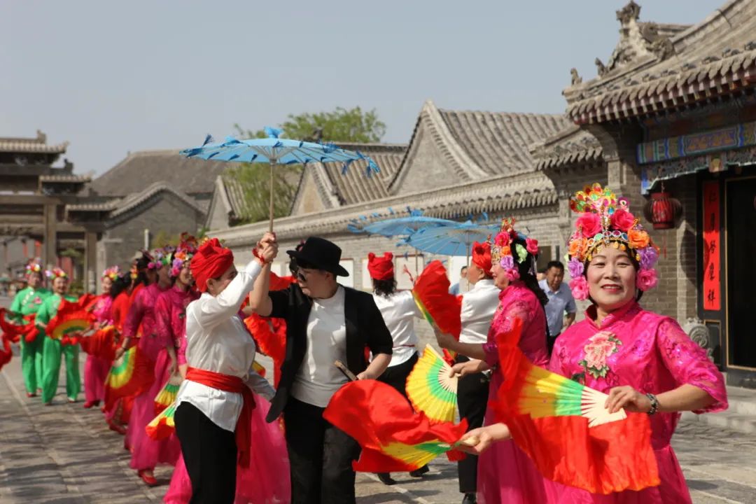 无棣古城迎来开心艺术团大秧歌,共谱春日欢乐乐章 无棣古城迎来开心艺术团大秧歌,共谱春日欢乐乐章