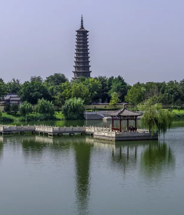 古城若展丹青卷，镜头自有蝶寻香