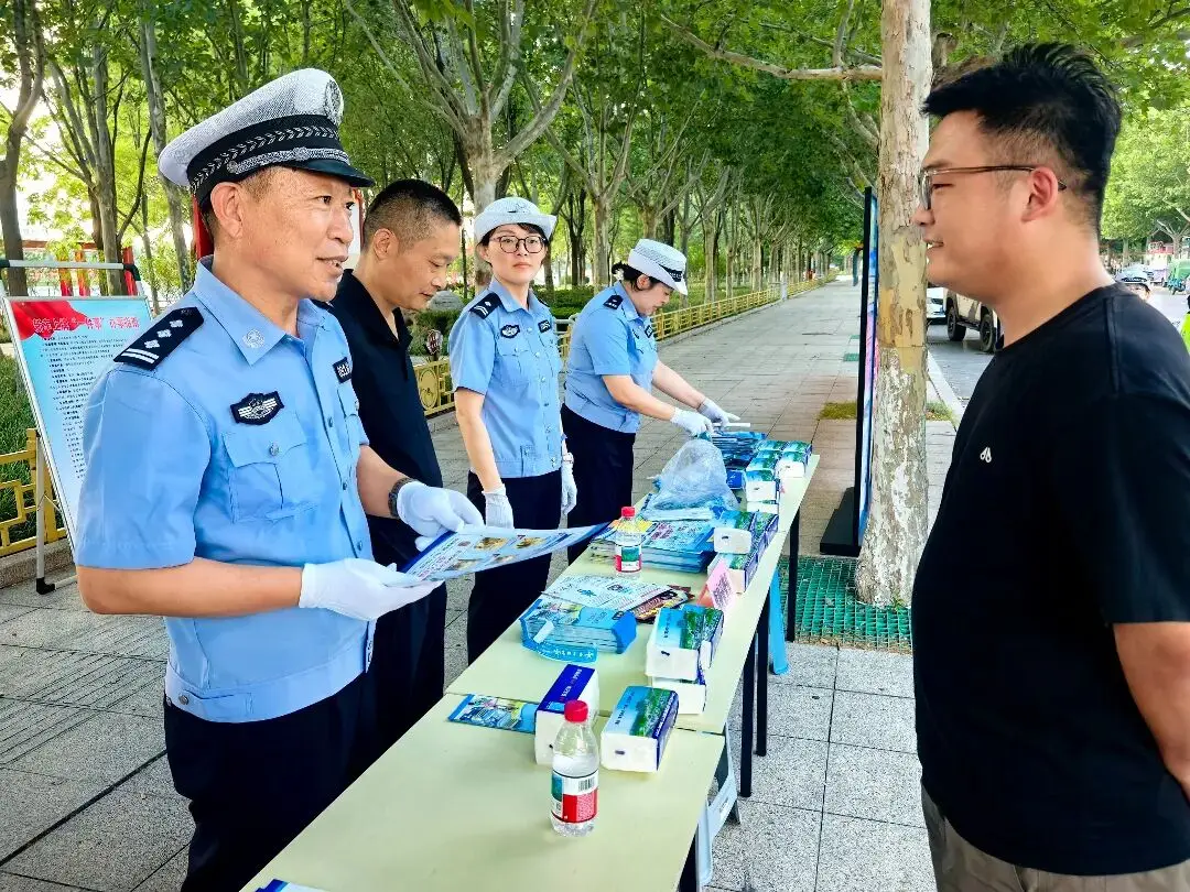 无棣公安交管把服务搬进商圈