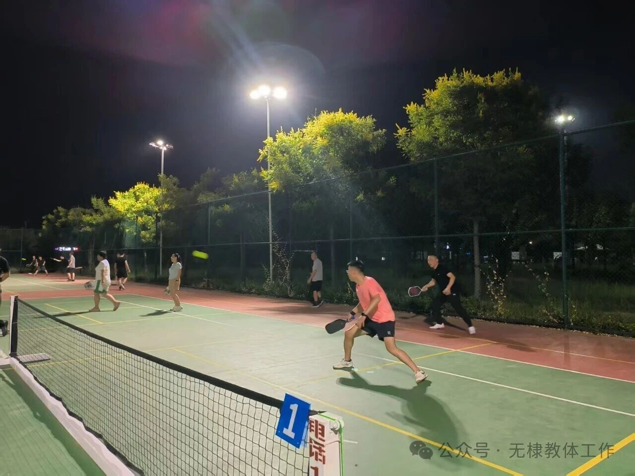 8月24日,“海尔中央空调杯”2026年无棣县第二届匹克球邀请赛在无棣县全民健身活动中心匹克球场正式拉开帷幕,本次赛事为期一周,覆盖各行各业运动爱好者,选手们以球会友、切磋技艺,进一步点燃全民运动热情,展现无棣全民健身事业发展新风貌。 本届赛事共设置公开组、镇街组、行政机关组、事业单位组、学校组、企业组、中老年组7个竞赛组别,吸引全省118个匹克球组合报名参赛,全程将开展322场精彩对决。赛事首日比拼激烈有序,镇街组、行政机关组、事业单位组率先完成51场角逐,各小组冠军顺利诞生:韩鑫山、高明星斩获镇街组冠军,张祺、孙刚正拿下行政机关组冠军,张猛、崔世磊夺得事业单位组冠军。赛场上,选手们反应敏捷、配合默契,网前吊球、后场扣杀轮番上演,灵动的匹克球在球网间穿梭,充分展现了匹克球运动兼具技巧性与趣味性的独特魅力,现场掌声与喝彩声此起彼伏。 作为融合网球、乒乓球、羽毛球运动特点的新兴健身项目,匹克球运动门槛低、趣味性强、受众广泛,半年来在无棣县热度持续攀升,已然成为当地全民健身的新亮点。为夯实运动发展根基,无棣县持续完善场地设施建设,目前全县已在22处场所建成匹克球场地44片;同时强化人才培育,先后开展7期匹克球专题培训班,培训学员300余人,举办1期裁判员专项培训班,培育专业裁判30名。赛事体系不断健全,全民健身运动会匹克球赛事、教体系统匹克球赛、省级邀请赛、团队排位赛等系列活动接连落地,构建起多层次、常态化的赛事格局。凭借扎实的普及推广,无棣本土选手竞技水平稳步提升,多次在CPC级匹克球赛事中斩获冠军,团体赛事也取得省级比赛第四名的优异成绩。 据了解,无棣县全民健身活动中心18片专业匹克球比赛场地已进入招标前期阶段,项目建成投用后,将大幅提升县域承办高水平体育赛事的能力,为广大匹克球爱好者打造更专业、优质的运动健身环境。近一年来,无棣县从场地建设、人才培养、赛事组织多维度精准发力,全方位推动匹克球运动落地普及。此次为期一周的邀请赛成功举办,不仅丰富了群众全民健身的活动形式,更是无棣匹克球运动蓬勃发展的生动缩影。 下一步,无棣县将持续完善体育基础设施,优化赛事服务保障,深耕匹克球运动普及推广,不断壮大运动爱好者群体,以特色体育赛事赋能全民健身事业高质量发展,让群众在运动中收获健康与快乐,推动县域体育事业迈上新台阶。 8月24日,“海尔中央空调杯”2026年无棣县第二届匹克球邀请赛在无棣县全民健身活动中心匹克球场正式拉开帷幕,本次赛事为期一周,覆盖各行各业运动爱好者,选手们以球会友、切磋技艺,进一步点燃全民运动热情,展现无棣全民健身事业发展新风貌。 本届赛事共设置公开组、镇街组、行政机关组、事业单位组、学校组、企业组、中老年组7个竞赛组别,吸引全省118个匹克球组合报名参赛,全程将开展322场精彩对决。赛事首日比拼激烈有序,镇街组、行政机关组、事业单位组率先完成51场角逐,各小组冠军顺利诞生:韩鑫山、高明星斩获镇街组冠军,张祺、孙刚正拿下行政机关组冠军,张猛、崔世磊夺得事业单位组冠军。赛场上,选手们反应敏捷、配合默契,网前吊球、后场扣杀轮番上演,灵动的匹克球在球网间穿梭,充分展现了匹克球运动兼具技巧性与趣味性的独特魅力,现场掌声与喝彩声此起彼伏。 作为融合网球、乒乓球、羽毛球运动特点的新兴健身项目,匹克球运动门槛低、趣味性强、受众广泛,半年来在无棣县热度持续攀升,已然成为当地全民健身的新亮点。为夯实运动发展根基,无棣县持续完善场地设施建设,目前全县已在22处场所建成匹克球场地44片;同时强化人才培育,先后开展7期匹克球专题培训班,培训学员300余人,举办1期裁判员专项培训班,培育专业裁判30名。赛事体系不断健全,全民健身运动会匹克球赛事、教体系统匹克球赛、省级邀请赛、团队排位赛等系列活动接连落地,构建起多层次、常态化的赛事格局。凭借扎实的普及推广,无棣本土选手竞技水平稳步提升,多次在CPC级匹克球赛事中斩获冠军,团体赛事也取得省级比赛第四名的优异成绩。 据了解,无棣县全民健身活动中心18片专业匹克球比赛场地已进入招标前期阶段,项目建成投用后,将大幅提升县域承办高水平体育赛事的能力,为广大匹克球爱好者打造更专业、优质的运动健身环境。近一年来,无棣县从场地建设、人才培养、赛事组织多维度精准发力,全方位推动匹克球运动落地普及。此次为期一周的邀请赛成功举办,不仅丰富了群众全民健身的活动形式,更是无棣匹克球运动蓬勃发展的生动缩影。 下一步,无棣县将持续完善体育基础设施,优化赛事服务保障,深耕匹克球运动普及推广,不断壮大运动爱好者群体,以特色体育赛事赋能全民健身事业高质量发展,让群众在运动中收获健康与快乐,推动县域体育事业迈上新台阶。