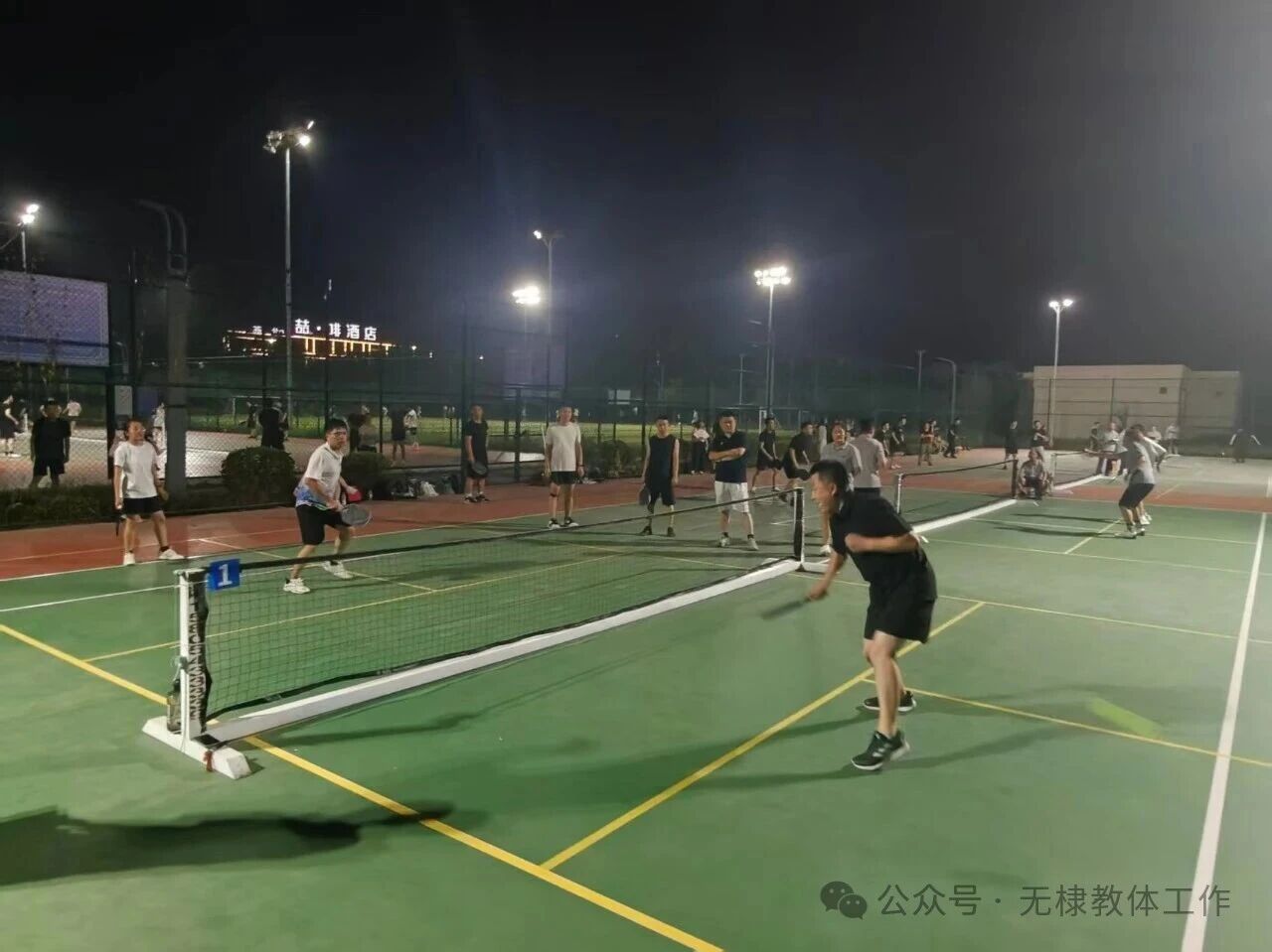 8月24日,“海尔中央空调杯”2026年无棣县第二届匹克球邀请赛在无棣县全民健身活动中心匹克球场正式拉开帷幕,本次赛事为期一周,覆盖各行各业运动爱好者,选手们以球会友、切磋技艺,进一步点燃全民运动热情,展现无棣全民健身事业发展新风貌。 本届赛事共设置公开组、镇街组、行政机关组、事业单位组、学校组、企业组、中老年组7个竞赛组别,吸引全省118个匹克球组合报名参赛,全程将开展322场精彩对决。赛事首日比拼激烈有序,镇街组、行政机关组、事业单位组率先完成51场角逐,各小组冠军顺利诞生:韩鑫山、高明星斩获镇街组冠军,张祺、孙刚正拿下行政机关组冠军,张猛、崔世磊夺得事业单位组冠军。赛场上,选手们反应敏捷、配合默契,网前吊球、后场扣杀轮番上演,灵动的匹克球在球网间穿梭,充分展现了匹克球运动兼具技巧性与趣味性的独特魅力,现场掌声与喝彩声此起彼伏。 作为融合网球、乒乓球、羽毛球运动特点的新兴健身项目,匹克球运动门槛低、趣味性强、受众广泛,半年来在无棣县热度持续攀升,已然成为当地全民健身的新亮点。为夯实运动发展根基,无棣县持续完善场地设施建设,目前全县已在22处场所建成匹克球场地44片;同时强化人才培育,先后开展7期匹克球专题培训班,培训学员300余人,举办1期裁判员专项培训班,培育专业裁判30名。赛事体系不断健全,全民健身运动会匹克球赛事、教体系统匹克球赛、省级邀请赛、团队排位赛等系列活动接连落地,构建起多层次、常态化的赛事格局。凭借扎实的普及推广,无棣本土选手竞技水平稳步提升,多次在CPC级匹克球赛事中斩获冠军,团体赛事也取得省级比赛第四名的优异成绩。 据了解,无棣县全民健身活动中心18片专业匹克球比赛场地已进入招标前期阶段,项目建成投用后,将大幅提升县域承办高水平体育赛事的能力,为广大匹克球爱好者打造更专业、优质的运动健身环境。近一年来,无棣县从场地建设、人才培养、赛事组织多维度精准发力,全方位推动匹克球运动落地普及。此次为期一周的邀请赛成功举办,不仅丰富了群众全民健身的活动形式,更是无棣匹克球运动蓬勃发展的生动缩影。 下一步,无棣县将持续完善体育基础设施,优化赛事服务保障,深耕匹克球运动普及推广,不断壮大运动爱好者群体,以特色体育赛事赋能全民健身事业高质量发展,让群众在运动中收获健康与快乐,推动县域体育事业迈上新台阶。 8月24日,“海尔中央空调杯”2026年无棣县第二届匹克球邀请赛在无棣县全民健身活动中心匹克球场正式拉开帷幕,本次赛事为期一周,覆盖各行各业运动爱好者,选手们以球会友、切磋技艺,进一步点燃全民运动热情,展现无棣全民健身事业发展新风貌。 本届赛事共设置公开组、镇街组、行政机关组、事业单位组、学校组、企业组、中老年组7个竞赛组别,吸引全省118个匹克球组合报名参赛,全程将开展322场精彩对决。赛事首日比拼激烈有序,镇街组、行政机关组、事业单位组率先完成51场角逐,各小组冠军顺利诞生:韩鑫山、高明星斩获镇街组冠军,张祺、孙刚正拿下行政机关组冠军,张猛、崔世磊夺得事业单位组冠军。赛场上,选手们反应敏捷、配合默契,网前吊球、后场扣杀轮番上演,灵动的匹克球在球网间穿梭,充分展现了匹克球运动兼具技巧性与趣味性的独特魅力,现场掌声与喝彩声此起彼伏。 作为融合网球、乒乓球、羽毛球运动特点的新兴健身项目,匹克球运动门槛低、趣味性强、受众广泛,半年来在无棣县热度持续攀升,已然成为当地全民健身的新亮点。为夯实运动发展根基,无棣县持续完善场地设施建设,目前全县已在22处场所建成匹克球场地44片;同时强化人才培育,先后开展7期匹克球专题培训班,培训学员300余人,举办1期裁判员专项培训班,培育专业裁判30名。赛事体系不断健全,全民健身运动会匹克球赛事、教体系统匹克球赛、省级邀请赛、团队排位赛等系列活动接连落地,构建起多层次、常态化的赛事格局。凭借扎实的普及推广,无棣本土选手竞技水平稳步提升,多次在CPC级匹克球赛事中斩获冠军,团体赛事也取得省级比赛第四名的优异成绩。 据了解,无棣县全民健身活动中心18片专业匹克球比赛场地已进入招标前期阶段,项目建成投用后,将大幅提升县域承办高水平体育赛事的能力,为广大匹克球爱好者打造更专业、优质的运动健身环境。近一年来,无棣县从场地建设、人才培养、赛事组织多维度精准发力,全方位推动匹克球运动落地普及。此次为期一周的邀请赛成功举办,不仅丰富了群众全民健身的活动形式,更是无棣匹克球运动蓬勃发展的生动缩影。 下一步,无棣县将持续完善体育基础设施,优化赛事服务保障,深耕匹克球运动普及推广,不断壮大运动爱好者群体,以特色体育赛事赋能全民健身事业高质量发展,让群众在运动中收获健康与快乐,推动县域体育事业迈上新台阶。