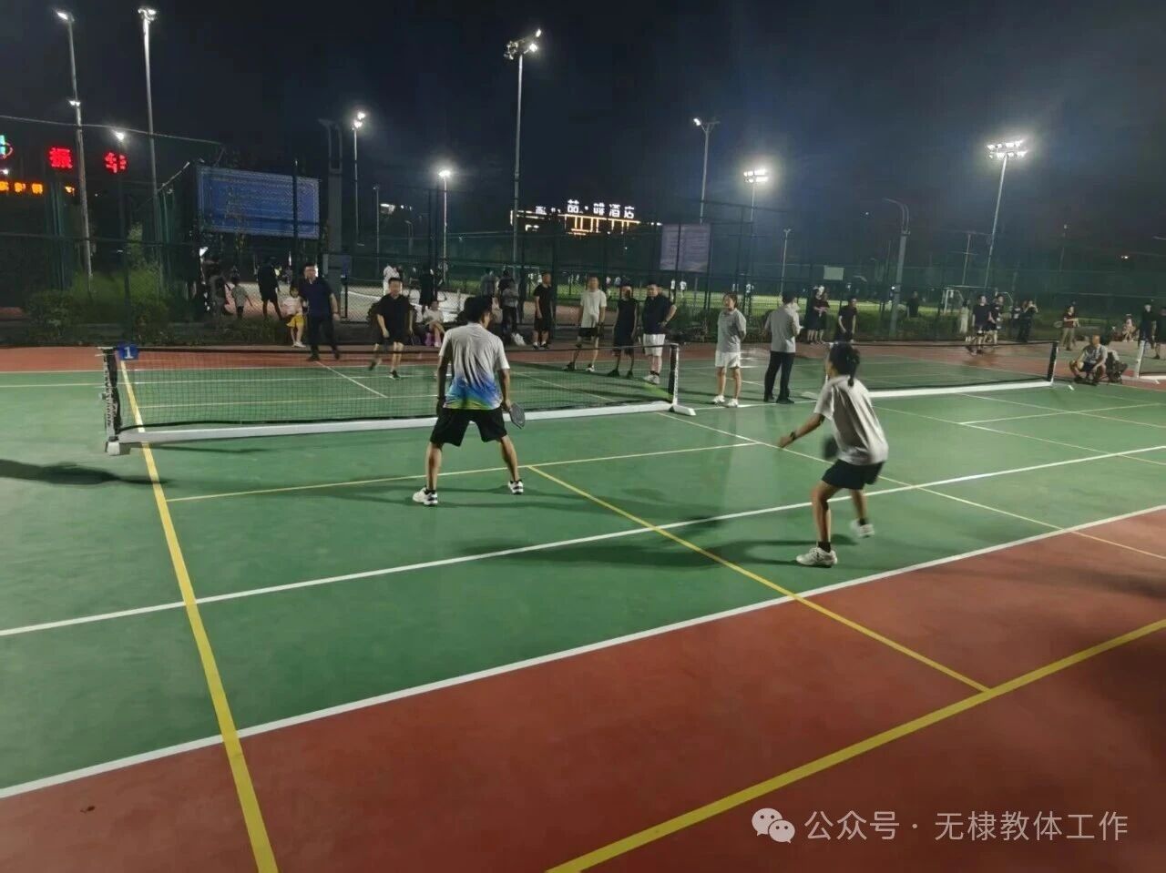 8月24日,“海尔中央空调杯”2026年无棣县第二届匹克球邀请赛在无棣县全民健身活动中心匹克球场正式拉开帷幕,本次赛事为期一周,覆盖各行各业运动爱好者,选手们以球会友、切磋技艺,进一步点燃全民运动热情,展现无棣全民健身事业发展新风貌。 本届赛事共设置公开组、镇街组、行政机关组、事业单位组、学校组、企业组、中老年组7个竞赛组别,吸引全省118个匹克球组合报名参赛,全程将开展322场精彩对决。赛事首日比拼激烈有序,镇街组、行政机关组、事业单位组率先完成51场角逐,各小组冠军顺利诞生:韩鑫山、高明星斩获镇街组冠军,张祺、孙刚正拿下行政机关组冠军,张猛、崔世磊夺得事业单位组冠军。赛场上,选手们反应敏捷、配合默契,网前吊球、后场扣杀轮番上演,灵动的匹克球在球网间穿梭,充分展现了匹克球运动兼具技巧性与趣味性的独特魅力,现场掌声与喝彩声此起彼伏。 作为融合网球、乒乓球、羽毛球运动特点的新兴健身项目,匹克球运动门槛低、趣味性强、受众广泛,半年来在无棣县热度持续攀升,已然成为当地全民健身的新亮点。为夯实运动发展根基,无棣县持续完善场地设施建设,目前全县已在22处场所建成匹克球场地44片;同时强化人才培育,先后开展7期匹克球专题培训班,培训学员300余人,举办1期裁判员专项培训班,培育专业裁判30名。赛事体系不断健全,全民健身运动会匹克球赛事、教体系统匹克球赛、省级邀请赛、团队排位赛等系列活动接连落地,构建起多层次、常态化的赛事格局。凭借扎实的普及推广,无棣本土选手竞技水平稳步提升,多次在CPC级匹克球赛事中斩获冠军,团体赛事也取得省级比赛第四名的优异成绩。 据了解,无棣县全民健身活动中心18片专业匹克球比赛场地已进入招标前期阶段,项目建成投用后,将大幅提升县域承办高水平体育赛事的能力,为广大匹克球爱好者打造更专业、优质的运动健身环境。近一年来,无棣县从场地建设、人才培养、赛事组织多维度精准发力,全方位推动匹克球运动落地普及。此次为期一周的邀请赛成功举办,不仅丰富了群众全民健身的活动形式,更是无棣匹克球运动蓬勃发展的生动缩影。 下一步,无棣县将持续完善体育基础设施,优化赛事服务保障,深耕匹克球运动普及推广,不断壮大运动爱好者群体,以特色体育赛事赋能全民健身事业高质量发展,让群众在运动中收获健康与快乐,推动县域体育事业迈上新台阶。 8月24日,“海尔中央空调杯”2026年无棣县第二届匹克球邀请赛在无棣县全民健身活动中心匹克球场正式拉开帷幕,本次赛事为期一周,覆盖各行各业运动爱好者,选手们以球会友、切磋技艺,进一步点燃全民运动热情,展现无棣全民健身事业发展新风貌。 本届赛事共设置公开组、镇街组、行政机关组、事业单位组、学校组、企业组、中老年组7个竞赛组别,吸引全省118个匹克球组合报名参赛,全程将开展322场精彩对决。赛事首日比拼激烈有序,镇街组、行政机关组、事业单位组率先完成51场角逐,各小组冠军顺利诞生:韩鑫山、高明星斩获镇街组冠军,张祺、孙刚正拿下行政机关组冠军,张猛、崔世磊夺得事业单位组冠军。赛场上,选手们反应敏捷、配合默契,网前吊球、后场扣杀轮番上演,灵动的匹克球在球网间穿梭,充分展现了匹克球运动兼具技巧性与趣味性的独特魅力,现场掌声与喝彩声此起彼伏。 作为融合网球、乒乓球、羽毛球运动特点的新兴健身项目,匹克球运动门槛低、趣味性强、受众广泛,半年来在无棣县热度持续攀升,已然成为当地全民健身的新亮点。为夯实运动发展根基,无棣县持续完善场地设施建设,目前全县已在22处场所建成匹克球场地44片;同时强化人才培育,先后开展7期匹克球专题培训班,培训学员300余人,举办1期裁判员专项培训班,培育专业裁判30名。赛事体系不断健全,全民健身运动会匹克球赛事、教体系统匹克球赛、省级邀请赛、团队排位赛等系列活动接连落地,构建起多层次、常态化的赛事格局。凭借扎实的普及推广,无棣本土选手竞技水平稳步提升,多次在CPC级匹克球赛事中斩获冠军,团体赛事也取得省级比赛第四名的优异成绩。 据了解,无棣县全民健身活动中心18片专业匹克球比赛场地已进入招标前期阶段,项目建成投用后,将大幅提升县域承办高水平体育赛事的能力,为广大匹克球爱好者打造更专业、优质的运动健身环境。近一年来,无棣县从场地建设、人才培养、赛事组织多维度精准发力,全方位推动匹克球运动落地普及。此次为期一周的邀请赛成功举办,不仅丰富了群众全民健身的活动形式,更是无棣匹克球运动蓬勃发展的生动缩影。 下一步,无棣县将持续完善体育基础设施,优化赛事服务保障,深耕匹克球运动普及推广,不断壮大运动爱好者群体,以特色体育赛事赋能全民健身事业高质量发展,让群众在运动中收获健康与快乐,推动县域体育事业迈上新台阶。