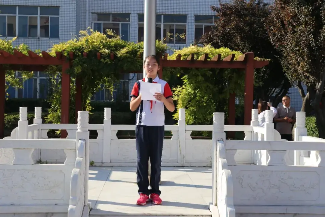 无棣县第二实验小学举行升旗仪式暨优秀学生表扬大会